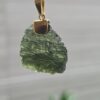 Dije de oro de 14 quilates con moldavita natura