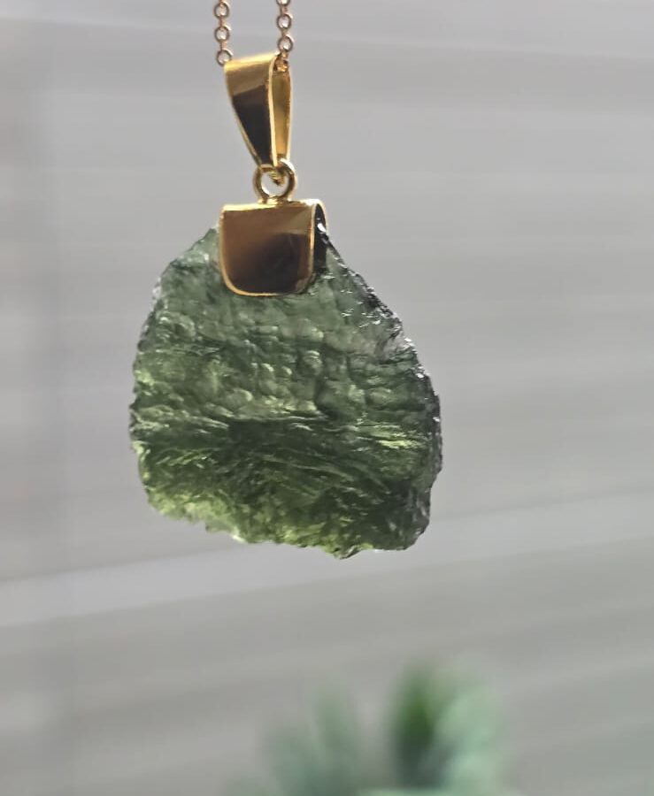 Dije de oro de 14 quilates con moldavita natura