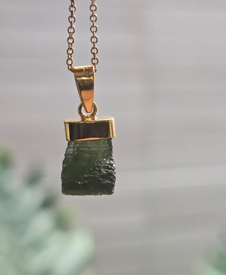 Dije en oro de 14 quilates con moldavita natural