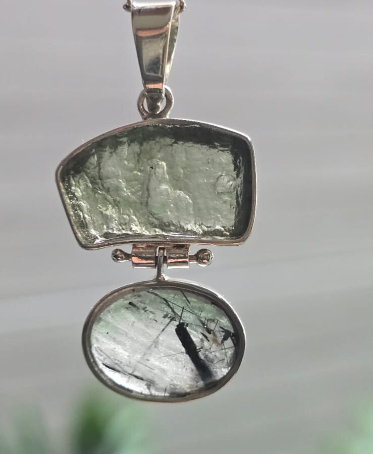 Dije en plata 925 con moldavita natural y cuarzo rutilado