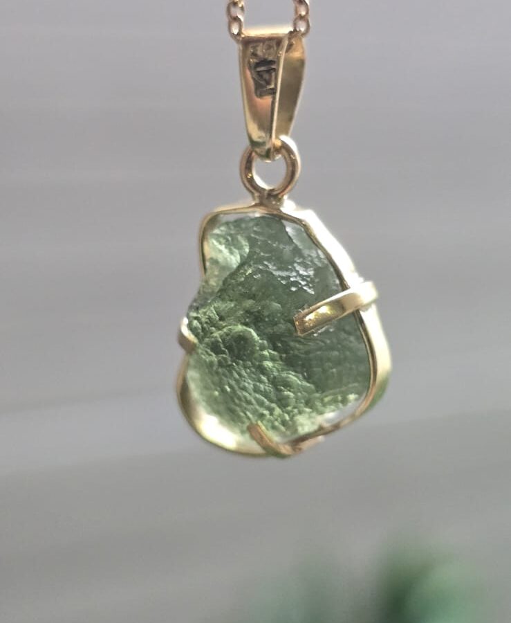 Dije en oro de 14 quilates con moldavita natural