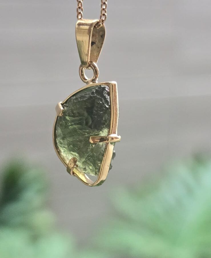 Dije en oro de 14 quilates con moldavita natural