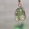 Dije en oro de 14 quilates con moldavita natural