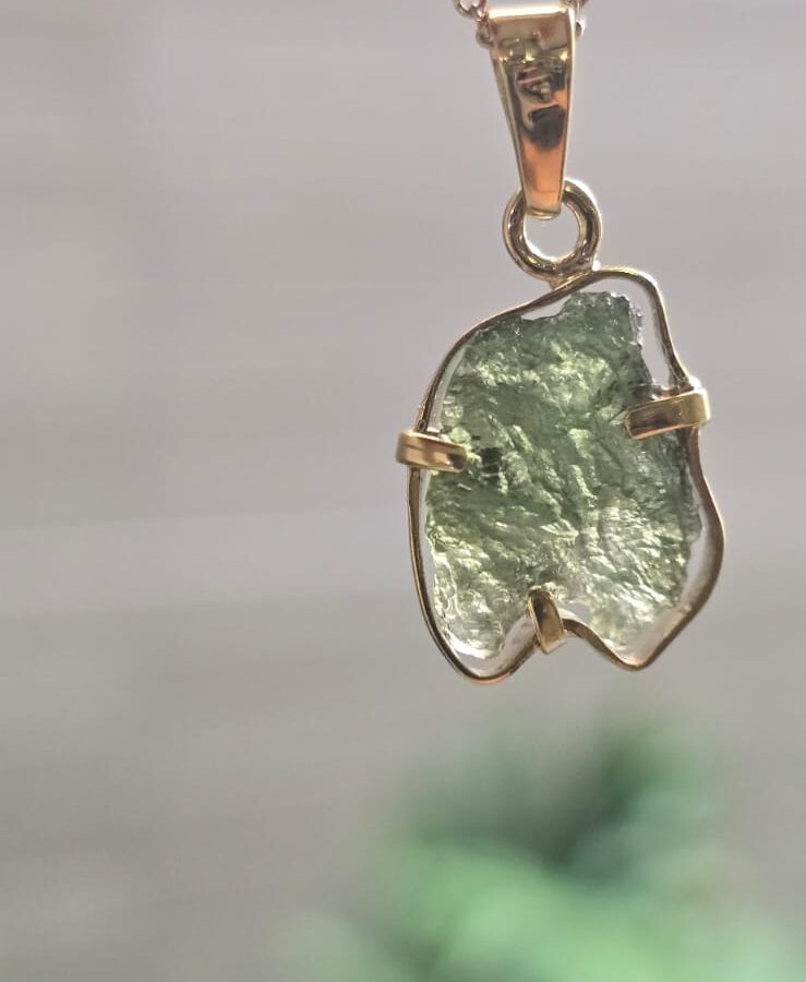 Dije en oro de 14 quilates con moldavita natural