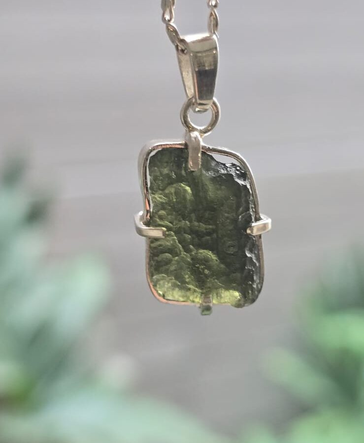 Dije en plata 925 con moldavita natural