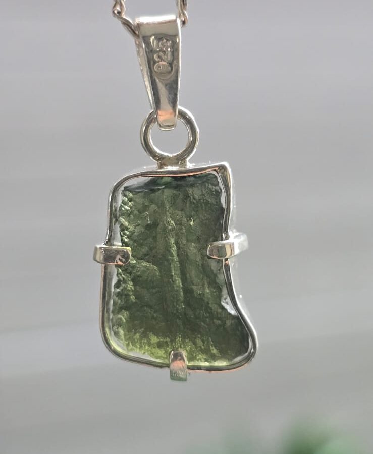 Dije en plata 9.25 con moldavita natural