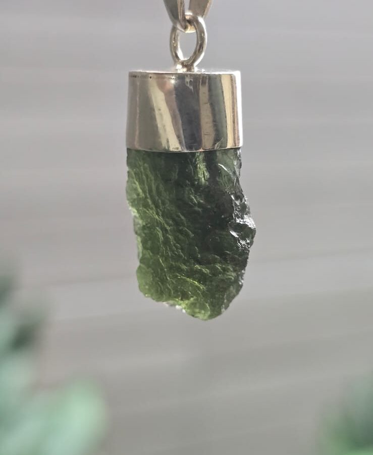 dije en plata 9.25 con moldavita natural