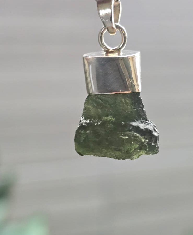 Dije en plata 925 con moldavita natural