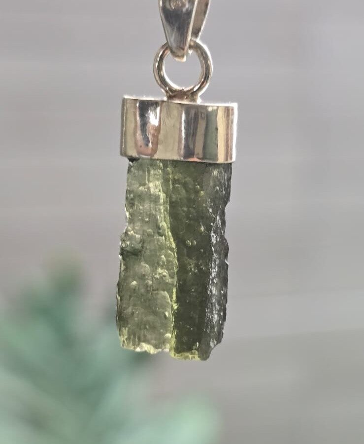 Dije en plata 9.25 con moldavita natural