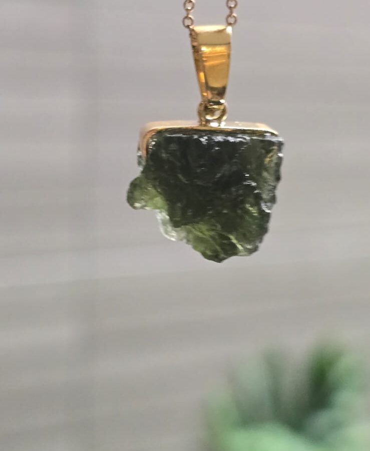 Dije en oro de 14 quilates con moldavita natural