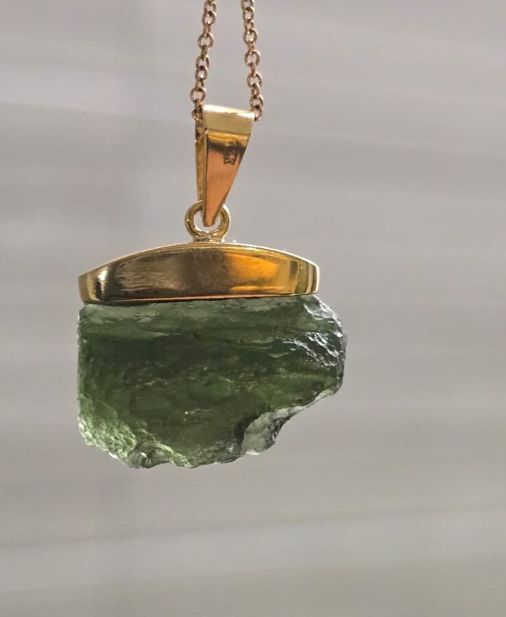 Dije en oro de 14 quilates con moldavita natural