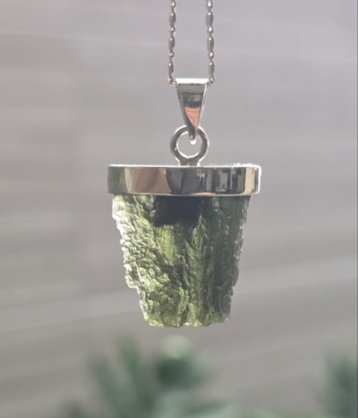 Dije en plata 9.25 con moldavita natural