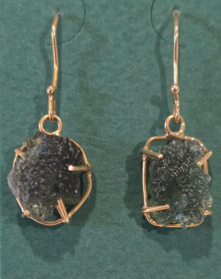 Aretes en oro de 14 quilates con Moldavita natural