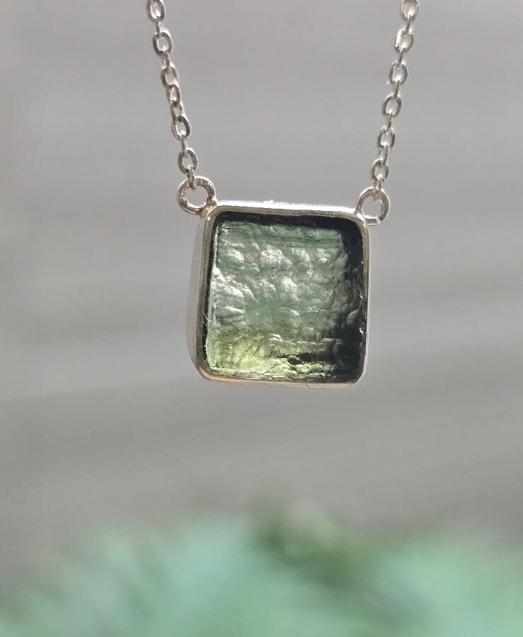Dije en plata 9.25 con moldavita natural
