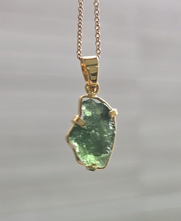 Dije en oro de 14 quilates con moldavita natural