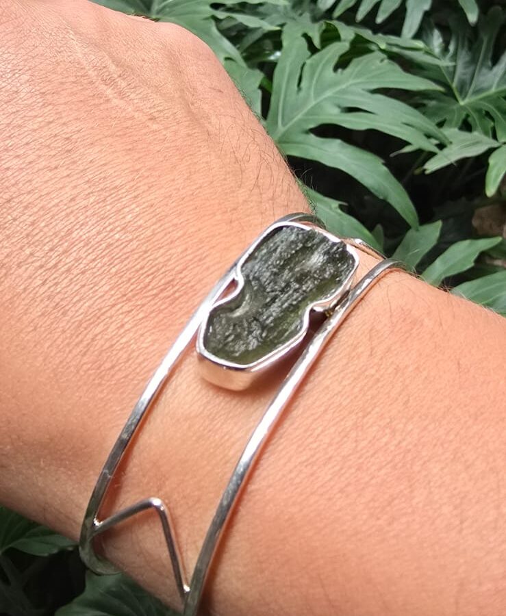 Pulsera en plata 9.25 con moldavita natural