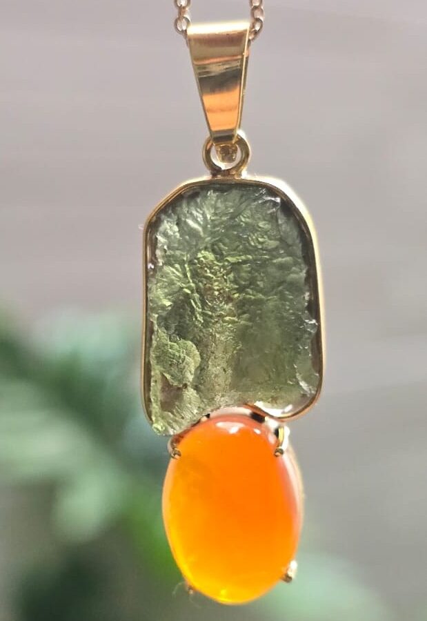 Dije en Oro de 14 quilates con moldavita natural y opalo