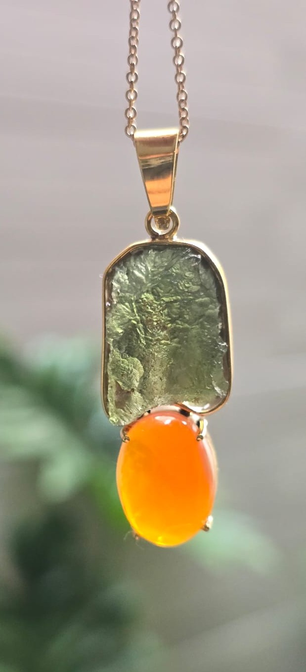 Dije en Oro de 14 quilates con moldavita natural y opalo