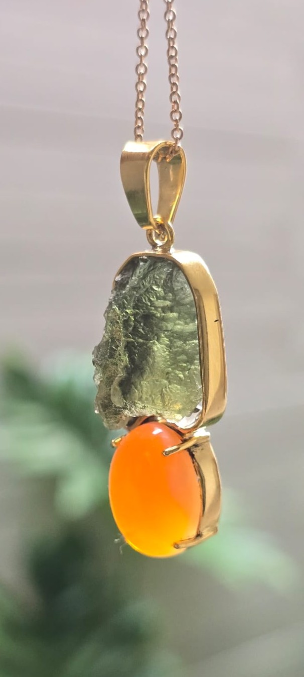 Dije en Oro de 14 quilates con moldavita natural y opalo