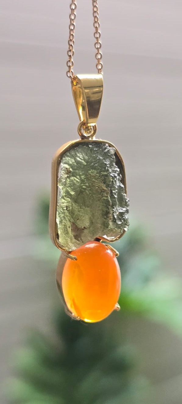 Dije en Oro de 14 quilates con moldavita natural y opalo