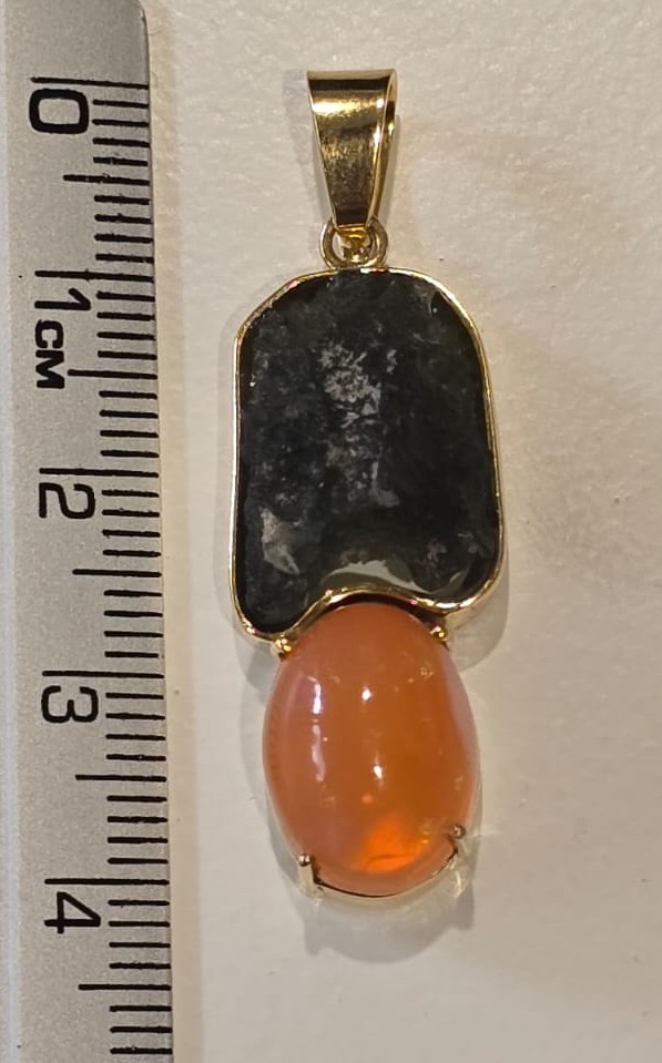 Dije en Oro de 14 quilates con moldavita natural y opalo