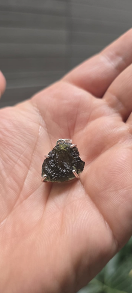 Dije en plata 9.25 con moldavita natural