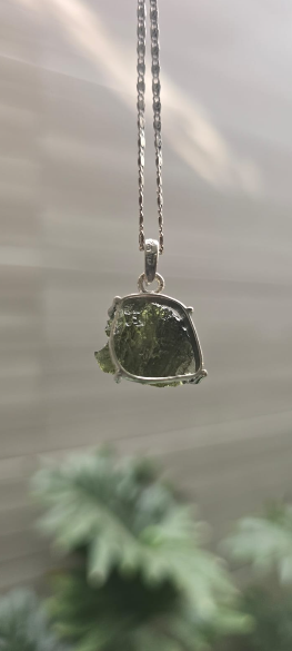 Dije en plata 9.25 con moldavita natural