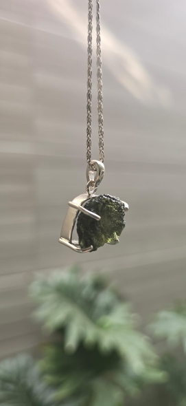 Dije en plata 9.25 con moldavita natural