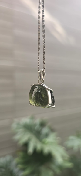 Dije en plata 9.25 con moldavita natural