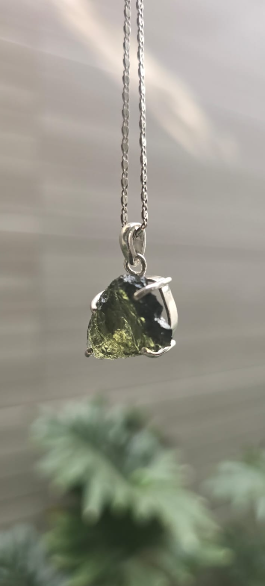 Dije en plata 9.25 con moldavita natural