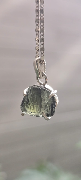 Dije en plata 9.25 con moldavita natural