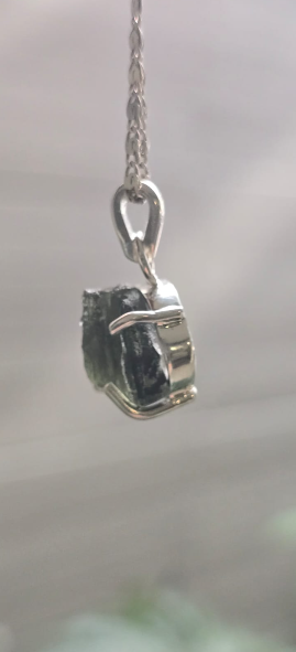 Dije en plata 9.25 con moldavita natural