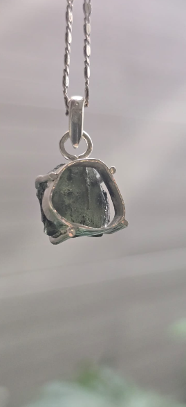 Dije en plata 9.25 con moldavita natural