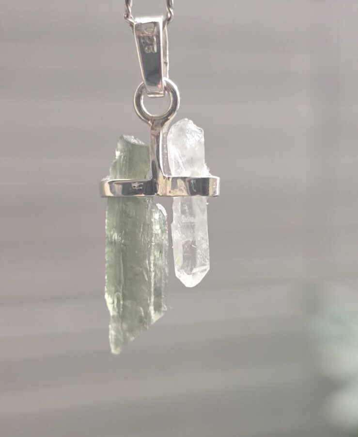 Dije en plata 9.25 con moldavita natural y cuarzo