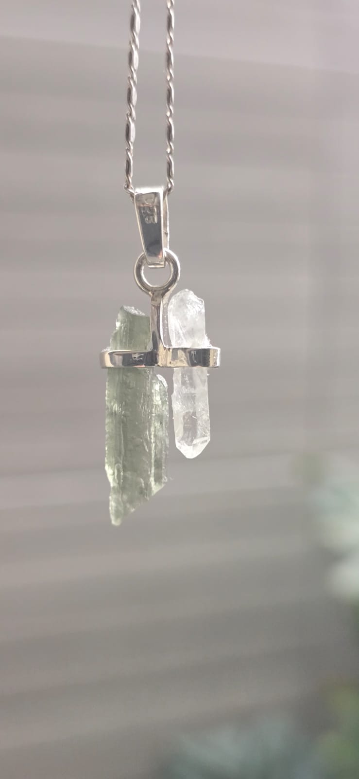 Dije en plata 9.25 con moldavita natural y cuarzo