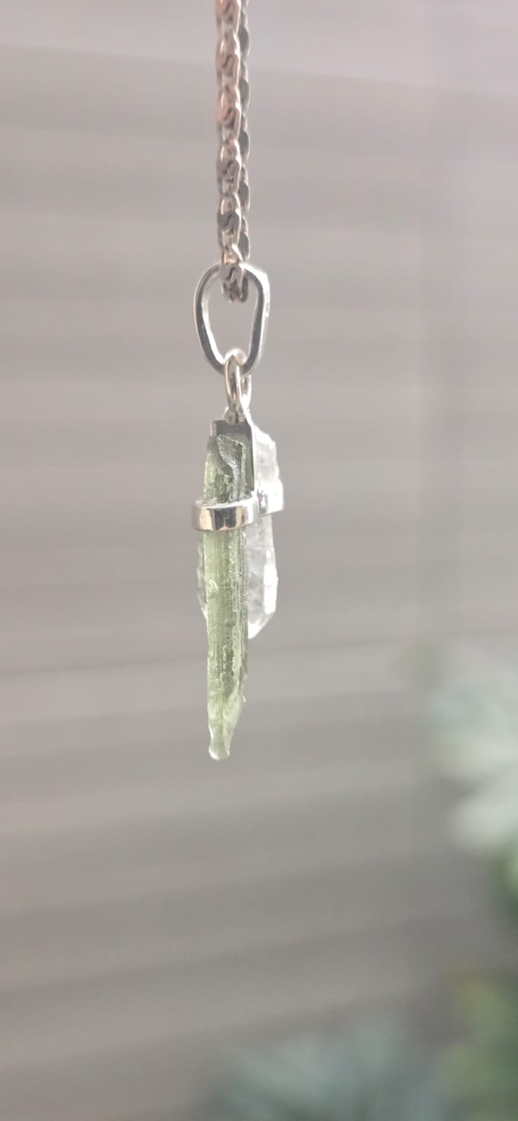 Dije en plata 9.25 con moldavita natural y cuarzo