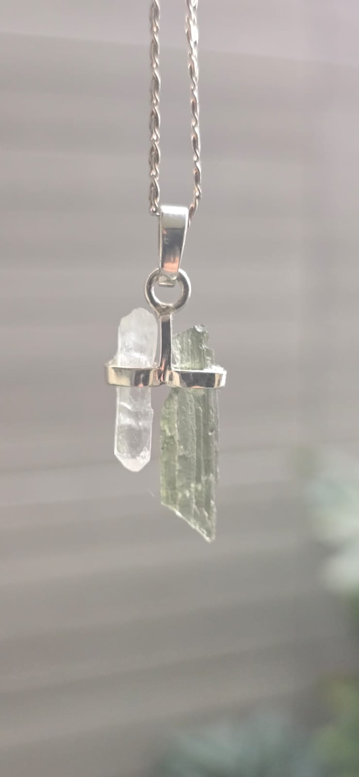 Dije en plata 9.25 con moldavita natural y cuarzo