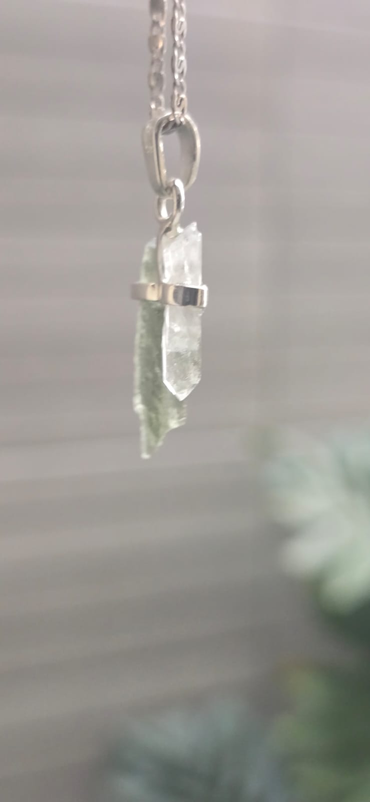 Dije en plata 9.25 con moldavita natural y cuarzo