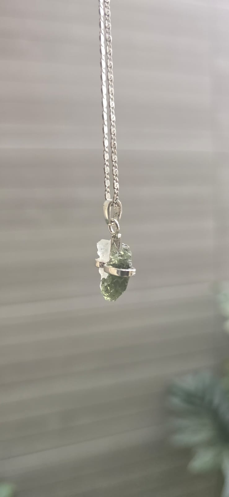 Dije en plata 9.25 con moldavita natural y cuarzo