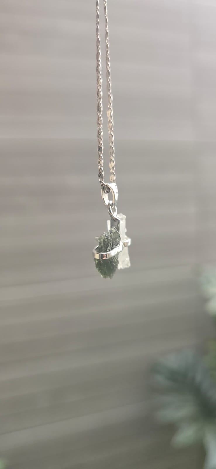 Dije en plata 9.25 con moldavita natural y cuarzo