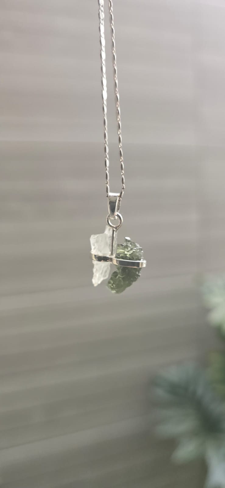 Dije en plata 9.25 con moldavita natural y cuarzo