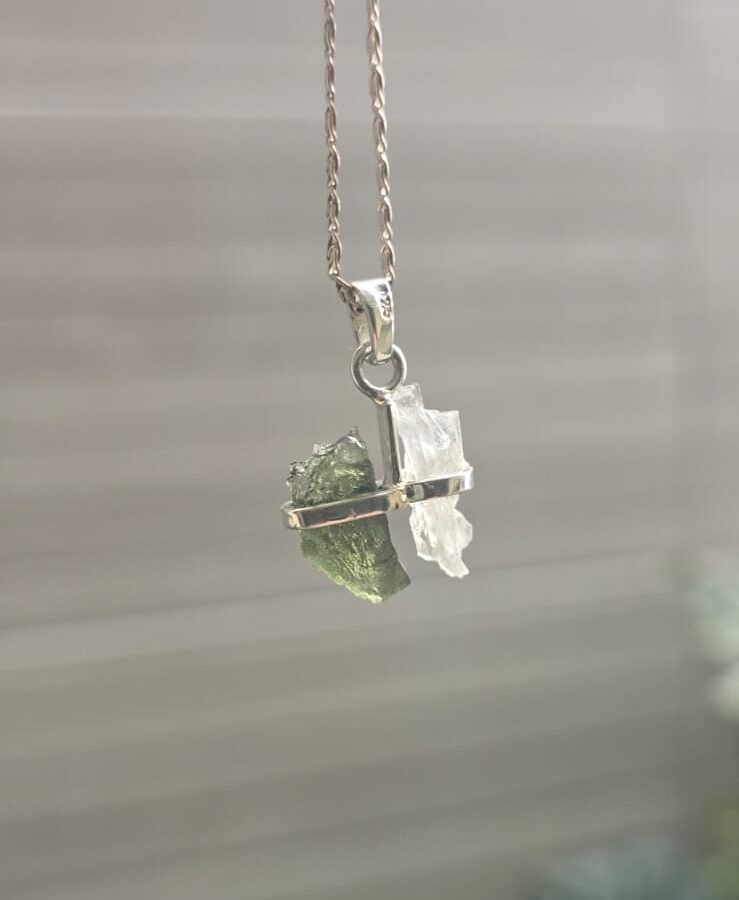 Dije en plata 9.25 con moldavita natural y cuarzo