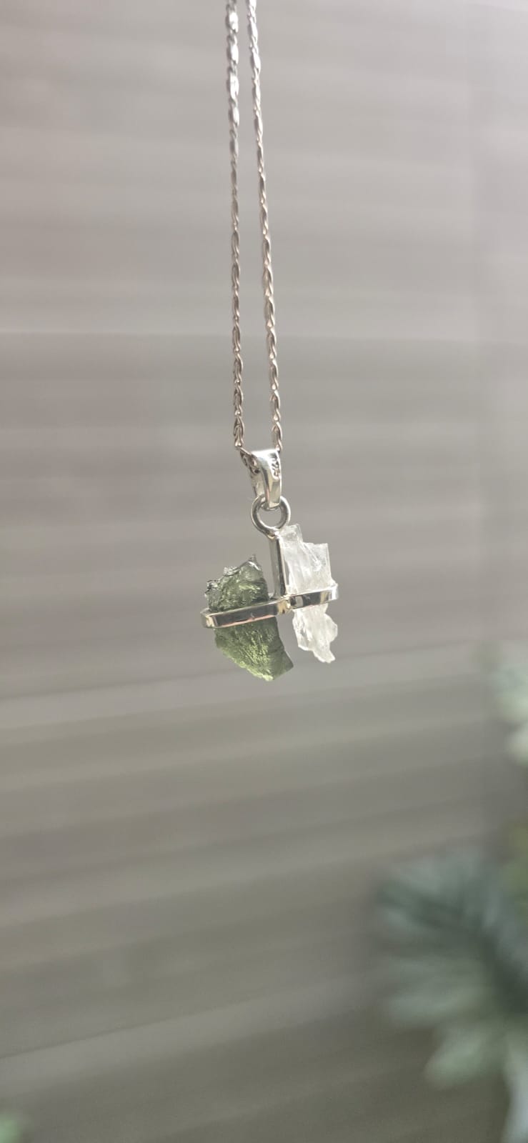 Dije en plata 9.25 con moldavita natural y cuarzo