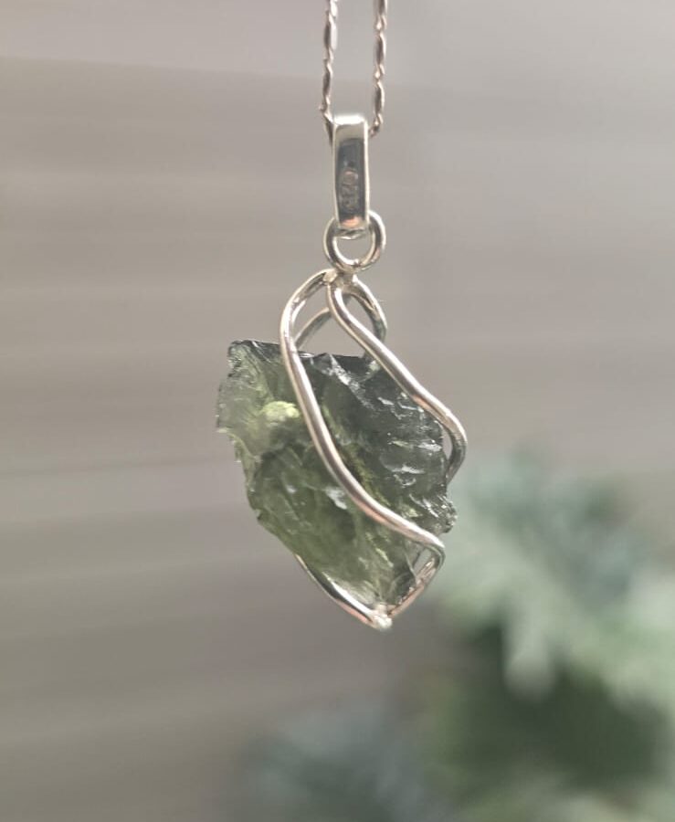 Dije en plata 9.25 con moldavita natural