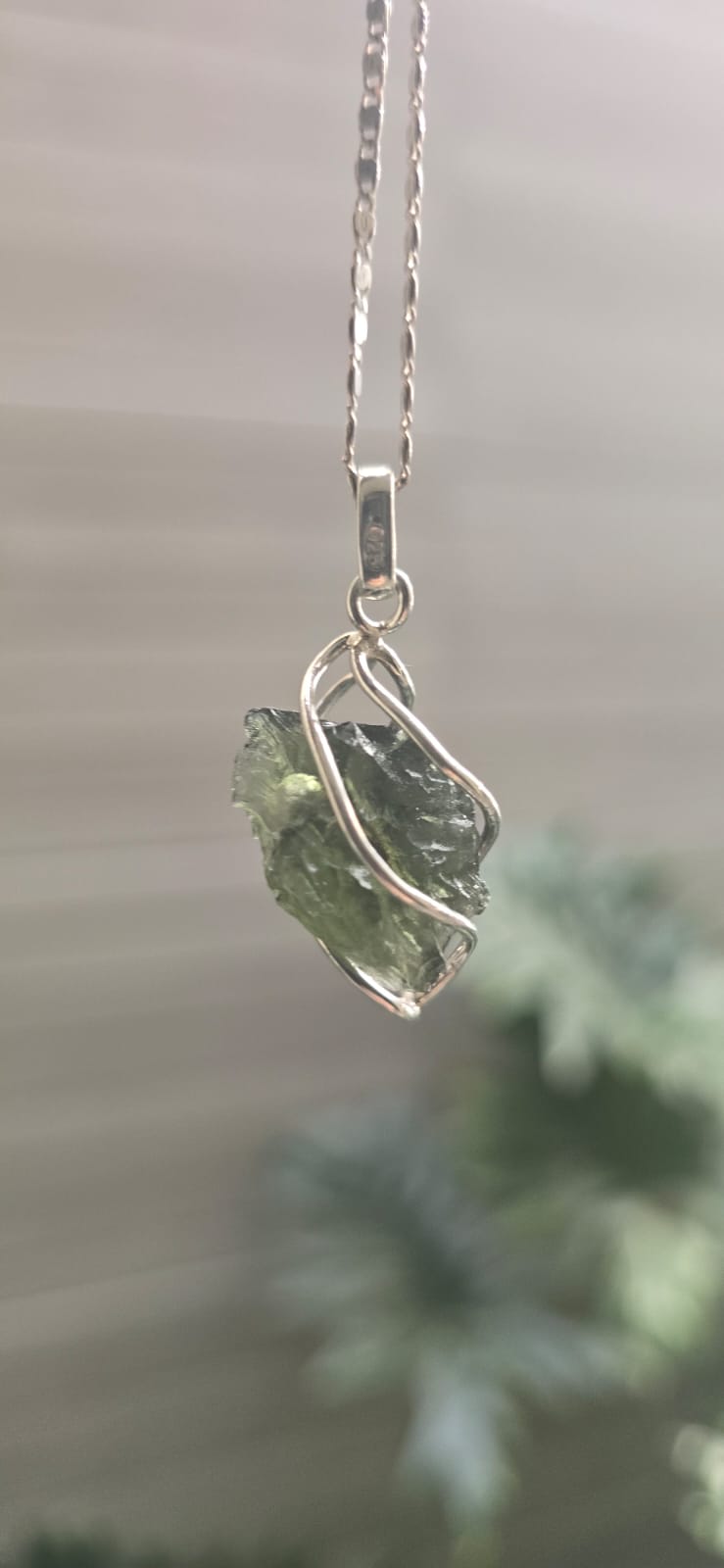 Dije en plata 9.25 con moldavita natural