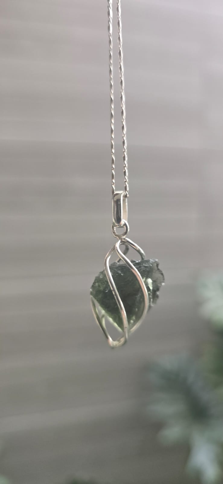 Dije en plata 9.25 con moldavita natural