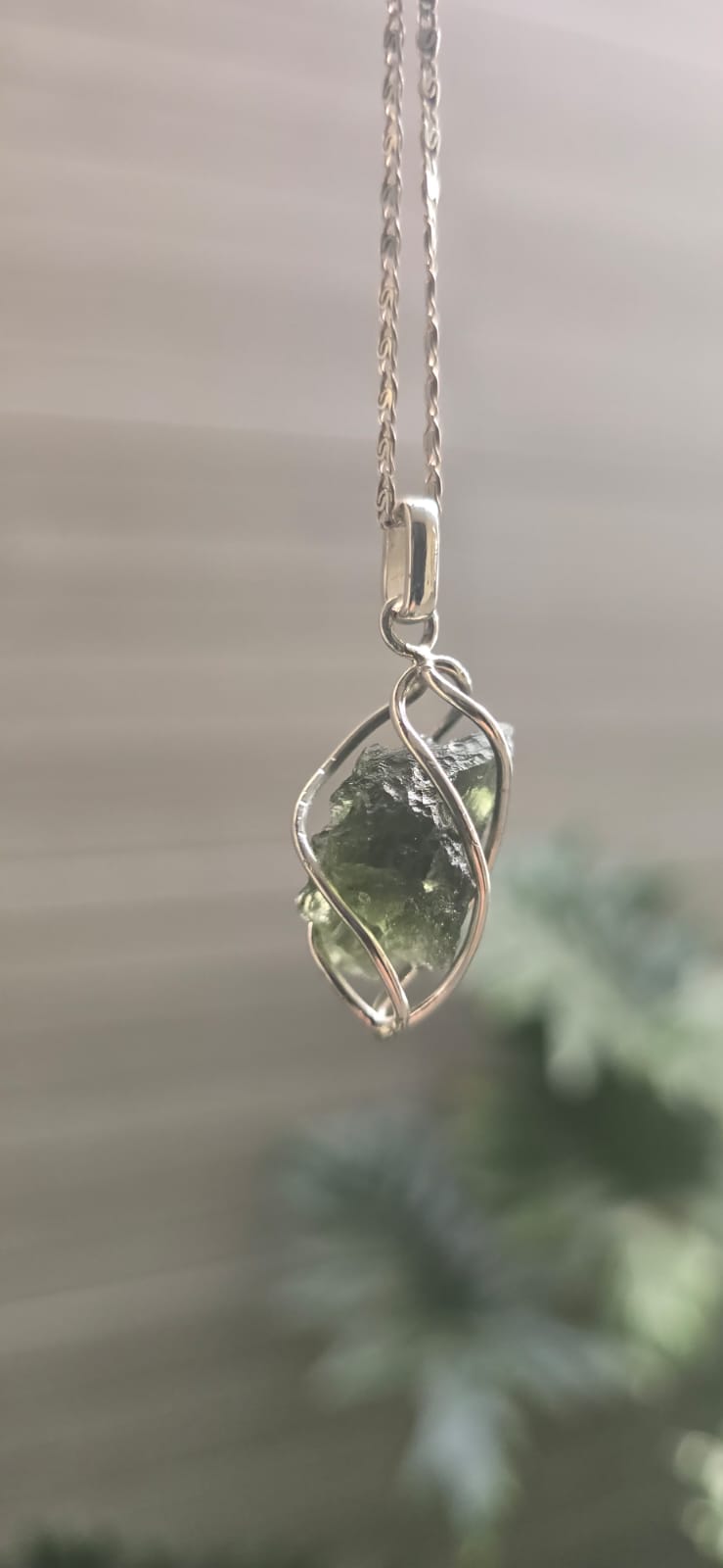 Dije en plata 9.25 con moldavita natural