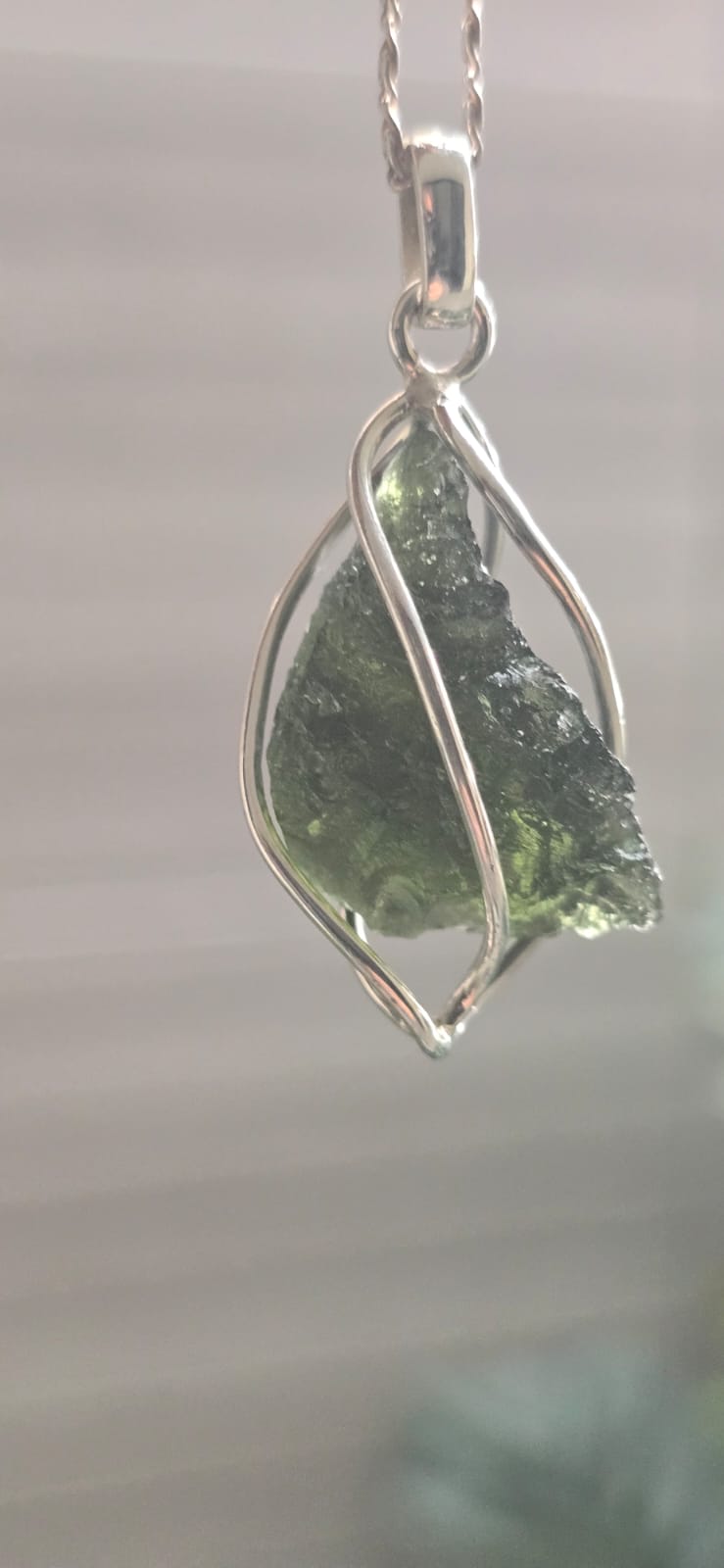 Dije en plata 9.25 con moldavita natural