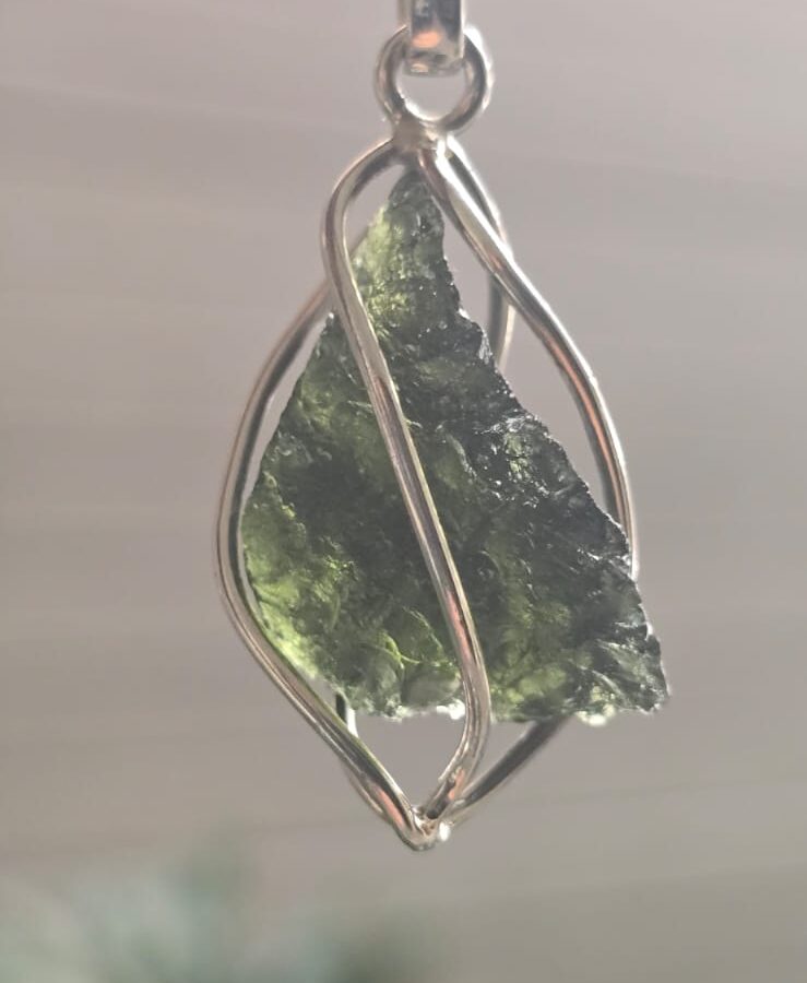 Dije en plata 9.25 con moldavita natural