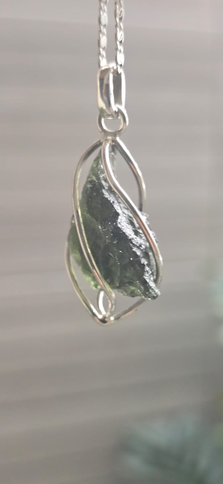 Dije en plata 9.25 con moldavita natural